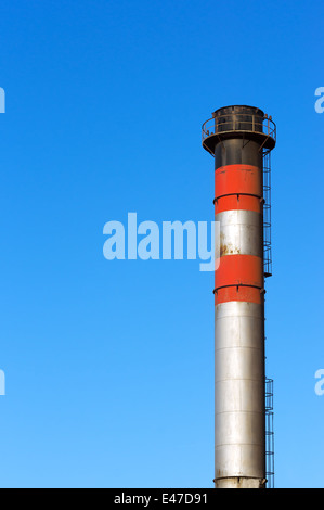 Cheminée métallique contre le ciel bleu Banque D'Images