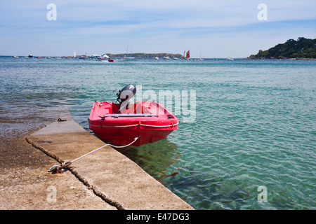 Mored petit bateau au quai par marée haute à Bretagne, France Banque D'Images