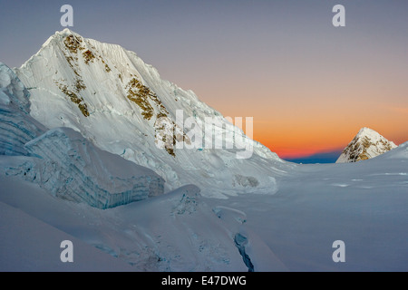 Lever du soleil sur le nevado Quitaraju Banque D'Images