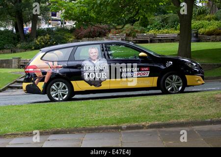 Harrogate, North Yorkshire, UK 4 Juillet 2014 Un EuroSport la publicité automobile ancien champion du Tour de France Greg Lemond est stationné près de Montpelier Hill à la veille de la première étape du Tour de France, qui commence à Londres le 5 juillet et de finition à Harrogate. La deuxième étape commence le 6 juillet à New York et passe par Otley avant son arrivée à Sheffield. La troisième étape est de Cambridge à Londres le 7 juillet, après quoi le Tour en France. Le bureau d''Harrogate, North Yorkshire, UK Banque D'Images