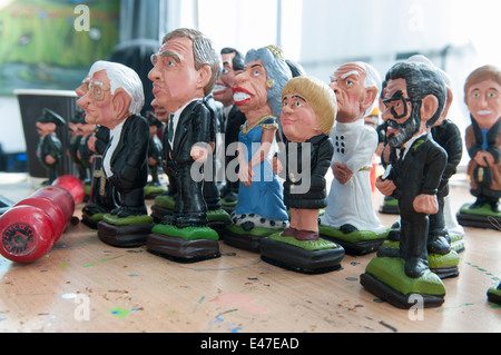 Figurines politiques dans le cadre d'un jeu d'échecs à thème de l'Irlande du Nord. Banque D'Images