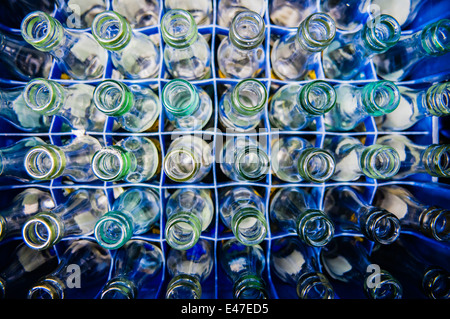 Les bouteilles de boissons gazeuses vides dans une caisse Banque D'Images