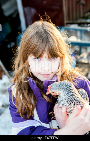 Jeune fille avec son animal de compagnie hen Banque D'Images