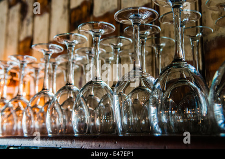 Des verres à vin sur une étagère dans un bar. Banque D'Images