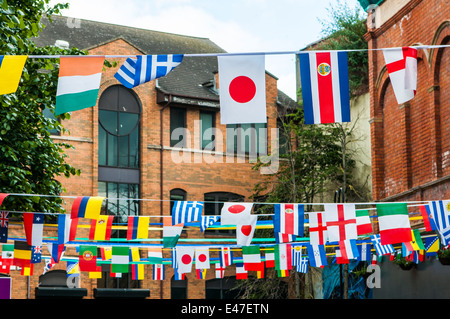 Drapeaux de nombreux pays voler comme bunting sur une rue pendant la Coupe du Monde de football. Banque D'Images