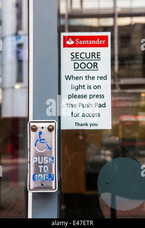 Bouton d'une porte afin d'informer le client de la Banque Santander à appuyer sur le bouton pour l'accès. Banque D'Images