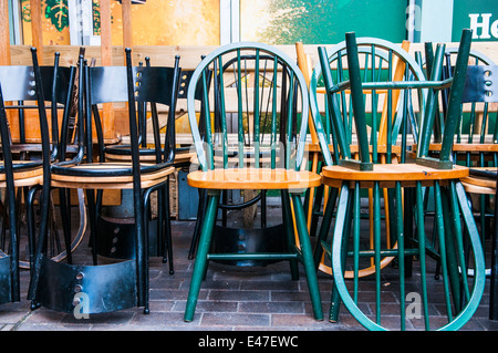 Chaises en bois empilées à l'envers l'extérieur d'un pub. Banque D'Images