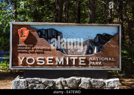 Panneau d'entrée au Parc National de Yosemite, la Sierra Nevada, la Californie du Nord, USA Banque D'Images