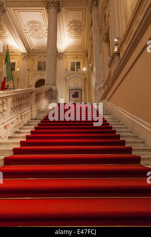 Entrée élégante dans un vieux palais italien. Banque D'Images