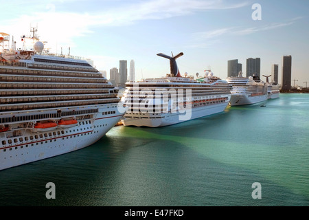 Carnival Glory Port de Miami Cruise Ship Docks Floride FL US Banque D'Images