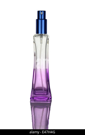 Flacon de parfum violet isolé sur fond blanc. Banque D'Images