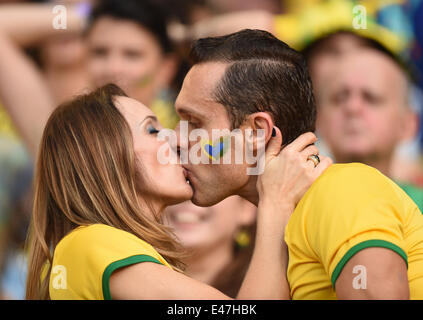 Fortaleza, Brésil. Le 04 juillet, 2014. Partisan du Brésil kiss avant la Coupe du Monde de Football 2014 football match de quart de finale entre le Brésil et la Colombie à Fortaleza, Brésil, 04 juillet 2014. Photo : Marius Becker/dpa/Alamy Live News Banque D'Images