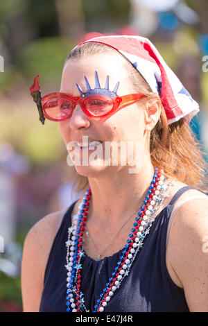 Une femme portant des lunettes de soleil et costume patriotique au cours de la I'indépendance de la communauté sur Day Parade le 4 juillet 2014 à Mt Pleasant, Caroline du Sud. Banque D'Images