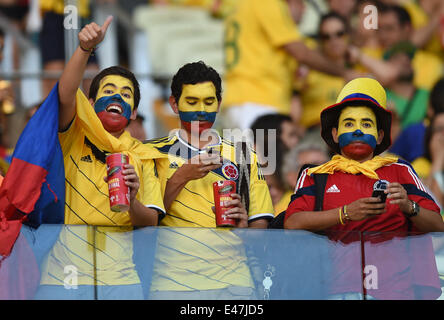 Fortaleza, Brésil. Le 04 juillet, 2014. Les partisans de la Colombie cheer avant la Coupe du Monde de Football 2014 football match de quart de finale entre le Brésil et la Colombie à Fortaleza, Brésil, 04 juillet 2014. Photo : Marius Becker/dpa/Alamy Live News Banque D'Images