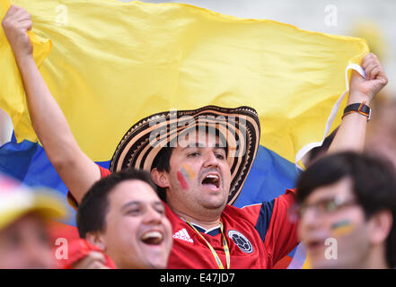 Fortaleza, Brésil. Le 04 juillet, 2014. Les partisans de la Colombie cheer avant la Coupe du Monde de Football 2014 football match de quart de finale entre le Brésil et la Colombie à Fortaleza, Brésil, 04 juillet 2014. Photo : Marius Becker/dpa/Alamy Live News Banque D'Images