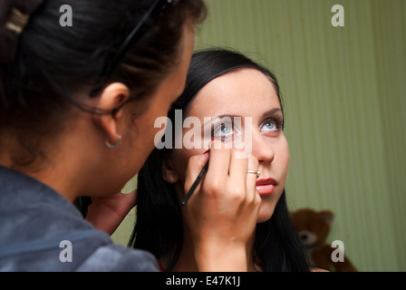 Belle brunette woman mariée est la préparation au mariage avec son maquillage fait de demoiselle Banque D'Images