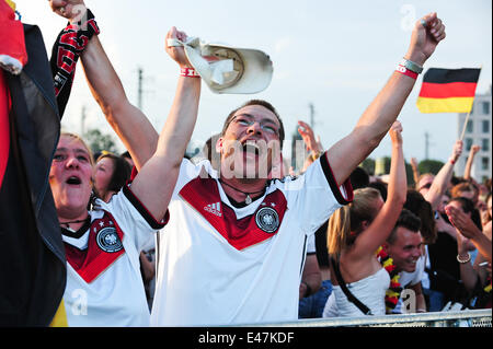 Freiburg, Allemagne. 4 juillet, 2014. Les fans de football français et allemand dans une grande zone d'affichage public à Freiburg Allemagne montre l'avance pour les demi-finales de la Coupe du Monde de la FIFA 2014 après avoir battu la France 0-1. Photo : Miroslav Dakov/ Alamy Live News Banque D'Images