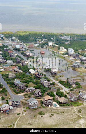 Vue aérienne de l'inondation causée par l'Ouragan Arthur sur les bancs extérieurs du 4 juillet 2014 à Nags Head, Caroline du Nord. Arthur fut le premier ouragan à jamais frapper les bancs extérieurs. Banque D'Images