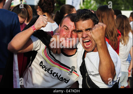 Freiburg, Allemagne. 4 juillet, 2014. Les fans de football français et allemand dans une grande zone d'affichage public à Freiburg Allemagne montre l'avance pour les demi-finales de la Coupe du Monde de la FIFA 2014 après avoir battu la France 0-1. Photo : Miroslav Dakov/ Alamy Live News Banque D'Images