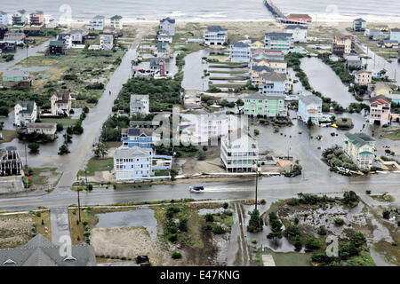 Vue aérienne de l'inondation causée par l'Ouragan Arthur sur les bancs extérieurs du 4 juillet 2014 à Nags Head, Caroline du Nord. Arthur fut le premier ouragan à jamais frapper les bancs extérieurs. Banque D'Images