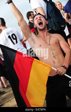 Freiburg, Allemagne. 4 juillet, 2014. Les fans de football français et allemand dans une grande zone d'affichage public à Freiburg Allemagne montre l'avance pour les demi-finales de la Coupe du Monde de la FIFA 2014 après avoir battu la France 0-1. Photo : Miroslav Dakov/ Alamy Live News Banque D'Images