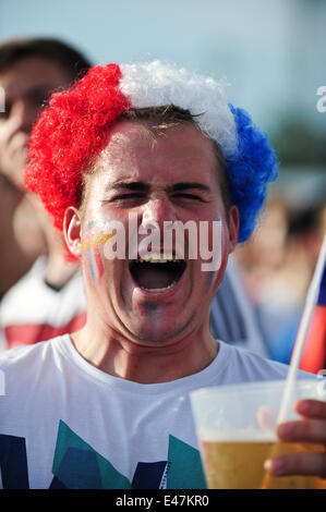 Freiburg, Allemagne. 4 juillet, 2014. Les fans de football français et allemand dans une grande zone d'affichage public à Freiburg Allemagne montre l'avance pour les demi-finales de la Coupe du Monde de la FIFA 2014 après avoir battu la France 0-1. Photo : Miroslav Dakov/ Alamy Live News Banque D'Images