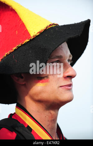 Freiburg, Allemagne. 4 juillet, 2014. Les fans de football français et allemand dans une grande zone d'affichage public à Freiburg Allemagne montre l'avance pour les demi-finales de la Coupe du Monde de la FIFA 2014 après avoir battu la France 0-1. Photo : Miroslav Dakov/ Alamy Live News Banque D'Images