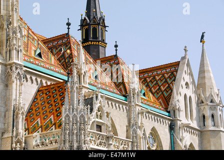 Détails sur le toit de l'église St Matthias sur du Bastion des pêcheurs sur la colline Gellert à Budapest, Hongrie, HungaryBudapest Banque D'Images