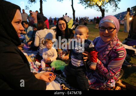 Sarajevo, Bosnie-Herzégovine. 4 juillet, 2014. Les gens se rassemblent à Zuta Tabija pendant l'heure d'Iftar dans la vieille ville de Sarajevo, Bosnie-Herzégovine, le 4 juillet 2014. Le Ramadan est le mois sacré pour les Musulmans. © Haris Memija/Xinhua/Alamy Live News Banque D'Images