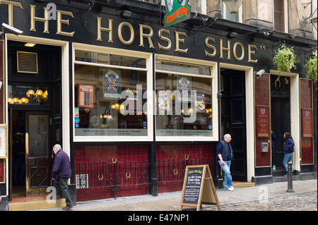 Les clients au Horse Show public house, pub traditionnel, à Drury Street, près de Buchanan Street à Glasgow, Écosse, Royaume-Uni Banque D'Images