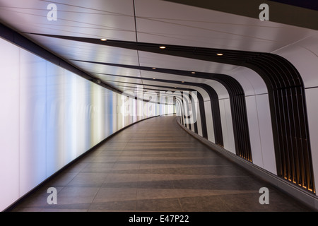 Nouveau tunnel pour piétons avec des tubes pour arrosage à paroi mince intégré a ouvert à King's Cross Station. Banque D'Images