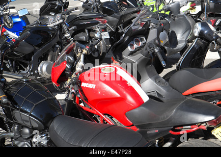 Les motocyclistes remplir tous les espaces vélos disponibles sur hickson road dans le centre-ville de Sydney;,l'Australie Banque D'Images