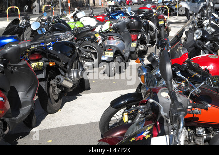 Les motocyclistes remplir tous les espaces vélos disponibles sur hickson road dans le centre-ville de Sydney;,l'Australie Banque D'Images