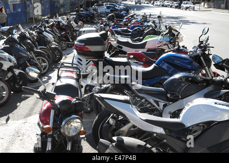 Les motocyclistes remplir tous les espaces vélos disponibles sur hickson road dans le centre-ville de Sydney;,l'Australie Banque D'Images