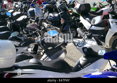 Les motocyclistes remplir tous les espaces vélos disponibles sur hickson road dans le centre-ville de Sydney;,l'Australie Banque D'Images