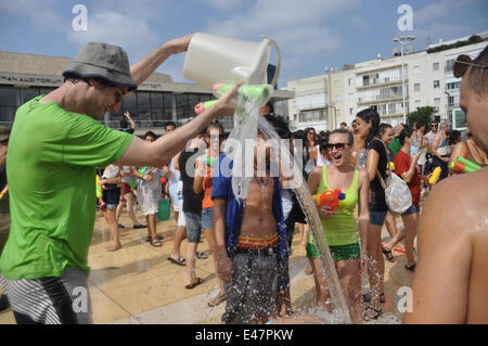 Tel Aviv, Israël. 4 juillet, 2014. Les Israéliens et les touristes de frapper au cours de la guerre de l'eau 2014. Chaque été la ville de Tel Aviv cools off avec une grande lutte de l'eau dans un espace public : cette année, la Place du Théâtre National a été choisi. 2014 sera la dixième année que cet événement a eu lieu, avec chaque année de plus en plus de personnes prenant part à la lutte de l'eau. Crédit : Laura Chiesa/ Pacific Press/Alamy Live News Banque D'Images