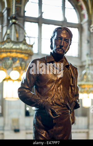 Sculpture d'Écossais célèbre, l'écrivain et poète Robert Louis Stevenson à Kelvingrove Art Gallery and Museum de Glasgow, Ecosse Banque D'Images