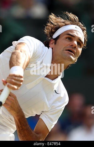 Londres, Royaume-Uni. 4 juillet, 2014. La Suisse de Roger Federer fait concurrence la demi-finale du tournoi contre Milos Raonic du Canada à l'All England Lawn Tennis à Wimbledon, Londres, 4 juillet 2014. Federer a remporté le match 3-0. Credit : Meng Yongmin/Xinhua/Alamy Live News Banque D'Images