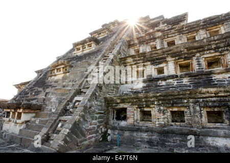 Sunburst sur pyramide des niches à Tajin, Veracruz, Mexique. Banque D'Images