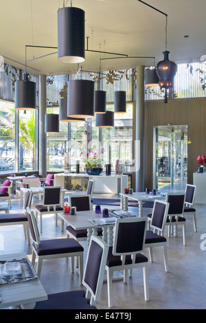 Vue panoramique de l'élégant restaurant de l'intérieur moderne de nice Banque D'Images