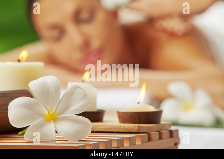 Portrait de jeune femme belle à spa. L'environnement, axé sur visage flou fleur. Banque D'Images