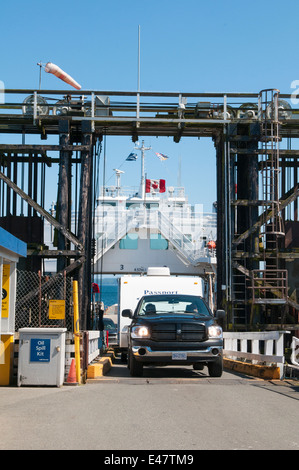 Camion remorque rv débarquant d'BC Ferry terminal dock pier Port McNeill, l'île de Vancouver, Colombie-Britannique, Canada. Banque D'Images