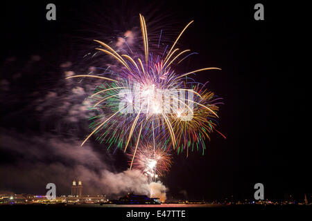 Chicago, USA. 4 juillet, 2014. Au cours de l'artifice exploser le Navy Pier à Chicago alors que les Américains célèbrent le 238e jour de l'indépendance le 4 juillet 2014. Credit : Marcus DiPaola/Xinhua/Alamy Live News Banque D'Images