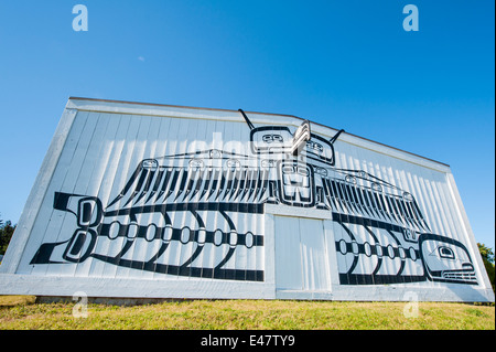 Première nation autochtone haida art mural sur l'extérieur du Centre culturel U'Mista, Alert Bay, Colombie-Britannique, Canada. Banque D'Images