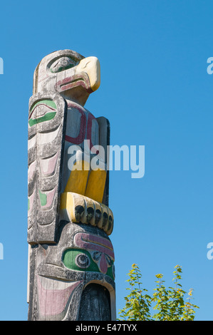 Histoire des autochtones de la Première Nation de Eagle totem pôle monument dans cimetière à Alert Bay, l'île Cormorant, BC, en Colombie-Britannique, Canada. Banque D'Images