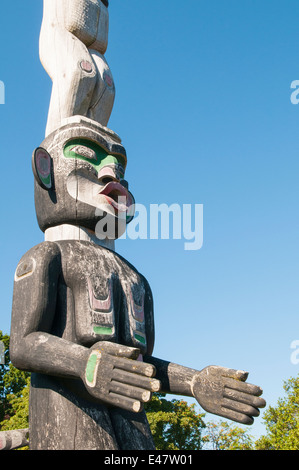 Originaire de la Première Nation histoire totem pôle monument cimetière dans la région de Alert Bay, l'île Cormorant, BC, en Colombie-Britannique, Canada. Banque D'Images