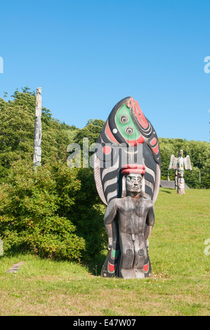 Première Nation de totem totems indigènes histoire monument polonais dans cimetière à Alert Bay, l'île Cormorant, BC, en Colombie-Britannique, Canada. Banque D'Images