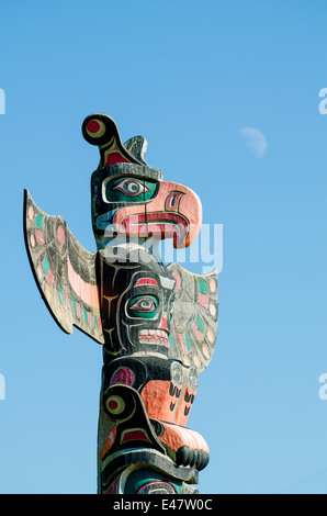 Histoire des autochtones de la Première Nation de Eagle totem pôle monument dans cimetière à Alert Bay, l'île Cormorant, BC, en Colombie-Britannique, Canada. Banque D'Images