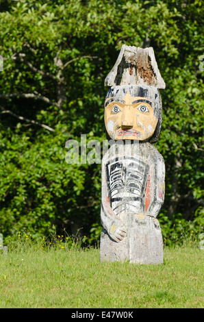 Originaire de la Première Nation histoire totem pôle monument cimetière dans la région de Alert Bay, l'île Cormorant, BC, en Colombie-Britannique, Canada. Banque D'Images