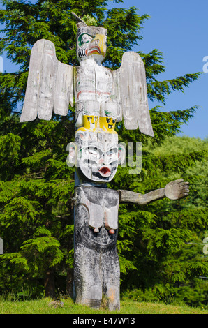 Histoire des autochtones de la Première Nation de Eagle totem pôle monument dans cimetière à Alert Bay, l'île Cormorant, BC, en Colombie-Britannique, Canada. Banque D'Images